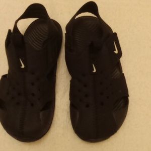 Black Nike 2 sides adjustable straps size 9 kids sandals